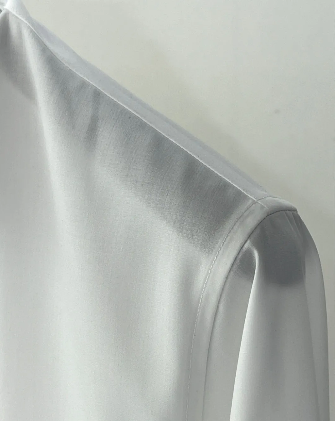 Ami Amy's early spring New Arrival high-tech pure cotton and bamboo fiber blended casual lapel shirt! Trading company channels are rare and available on the official website simultaneously! A classic iconic piece with excellent tailoring and unparalleled comfort, it is an indispensable shirt for spring, summer and autumn! A style that has always been popular, Classic will never go out of style! This shirt is customized by the customer. It is made of 50% cotton + 50% bamboo fiber. It is blended to create a silky high-tech cotton fabric. The ready-made garment is processed with a special process to maximize comfort and softness. It feels silky, soft and light, ensuring the comfort and breathability of the wearer. It can also be used as a sun protection garment in spring and summer! The shirt is an indispensable item in the modern casual wardrobe. With its loose gallery cut and lapel design, the upper body has the temperament of a shirt and the toughness of a big-name brand. In many clothing fields, quality control and style design have always been appropriate, making it a reassuring choice! Size: 39-43 (M-3XL) Color: Black White Size recommendation: Height 174-140 pounds, try on size 40! Boys' weight: Choose size 39 if you are under 135 pounds, choose size 40 if you are 138-145 pounds, choose size 41 if you are 145-155 pounds, choose size 42 if you are 155-165 pounds, choose size 43 if you are 165-185 pounds!